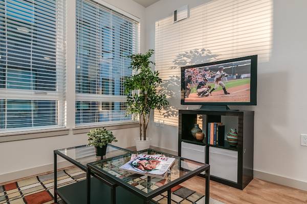 $1,895 / 2br - Don't Look Past This 2 Bd @ The Marc! Your Chance To Live Downtown! (SE Portland, Mt Tabor, Hawthorne)63914971640962123