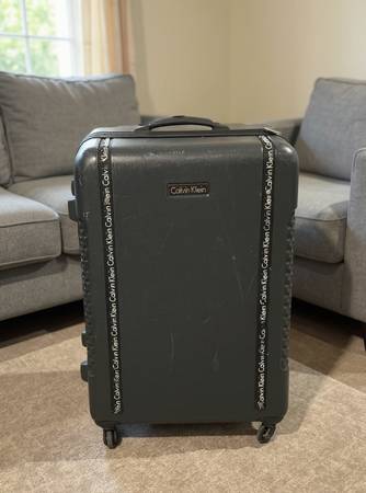 Calvin Klein Large Hardshell Spinner Suitcase 1
