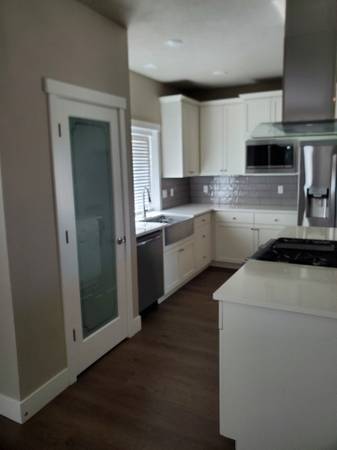 $3,195 / 3br - 2006ft2 - GORGEOUS 3bd 2.5ba With Quartz Counters/Solar Panel & More!! (Moon Mountain)63977273919107123