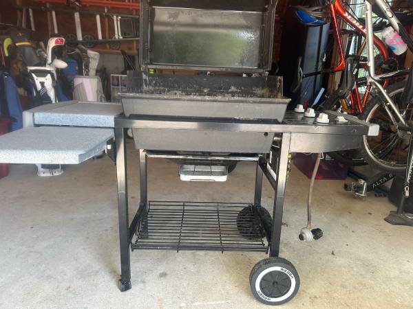 Weber propane grill - Silver 1