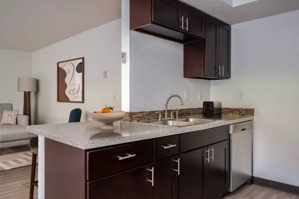 $1,923 / 2br - 940ft2 - Gorgeous 2 bed / 2 bath! 940 Sq Ft with 1 Month Free Rent (Lake Oswego - Mountain Park)63999455930370124