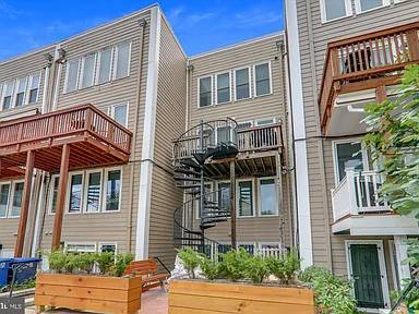 $1,510 / 2br - 1738ft2 - Contemporary 2Bed Townhome in Prime Location (Columbia Heights, Northwest)64040025946625121