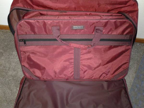 New Maroon Hallmark travel suitcases set of 4 1