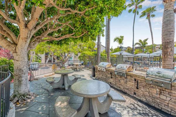 $3,290 / 2br - 1004ft2 - BBQ Grills, High-Tech Fireplace, 2 BD (3417 Lebon Dr, San Diego, CA)63819410870019124