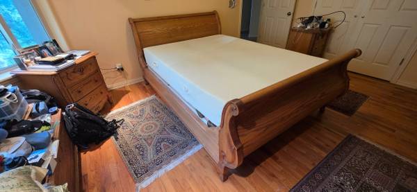 Woodleys Oak Queen Sleigh Bed & Tempurpedic Mattress 1