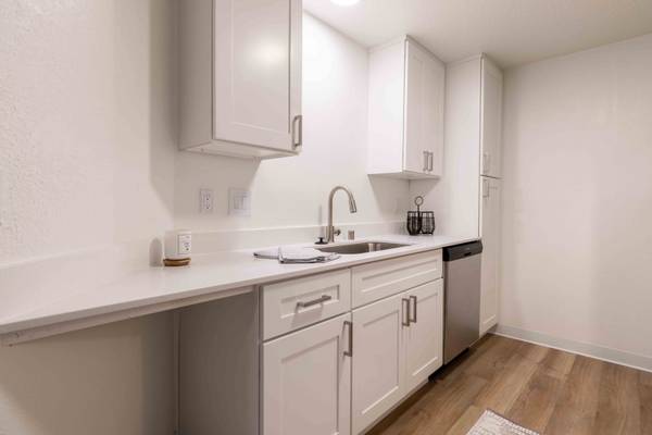 $2,275 / 2br - 1120ft2 - Refrigerador, Cancha de Baloncesto, Patrulla de Seguridad (2709 Lincoln Way, Lynnwood, WA)63659484268161124