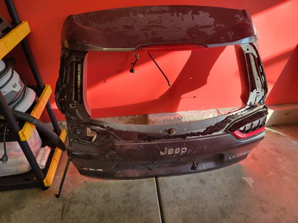 2019-2023 JEEP CHEROKEE REAR BACK TAILGATE LIFTGATE SHELL PANEL 1