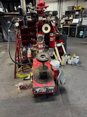 Hunter TC3700 tire Changer 1