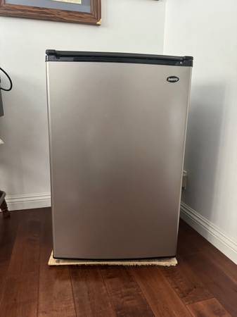 Sanyo 4.5 cu. refrigerator 1