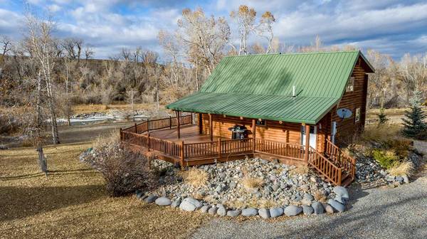 $120 / 3br - Impresionante paisaje de Wyoming. Cabaña de troncos frente al río. Relájese o explore (Meeteetse, WY)63829654818049120