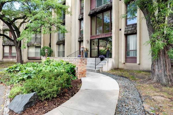 $1,525 / 2br - 1000ft2 - On-Site Management, BBQ & Picnic Areas, Private Balconies or Patios (240 Central Ave N, Wayzata, MN)64003959330178122