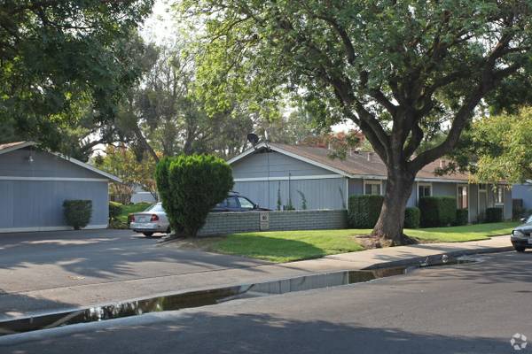 Beautiful Deluxe 2 Bedroom Unit 1
