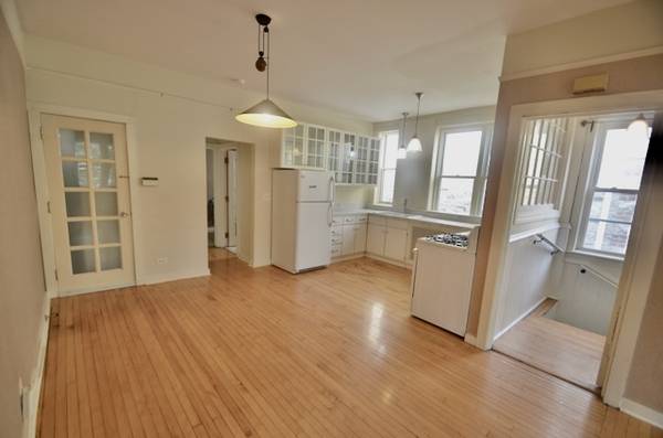 $1,895 / 1br - 700ft2 - Sunny Giant Top-Floor 1 Bed in Unique Vintage building. Heat included. (West Town)63959741677442123