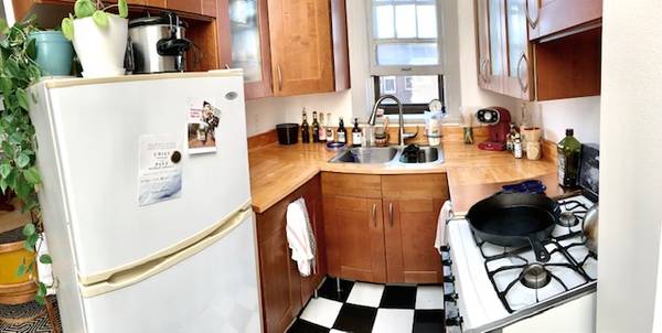 $895 / 1br - 550ft2 - Nice 1st Floor Unit on Hennepin Ave in Heart of Uptown (Lowry Hill- Uptown Minneapolis)63868814928515120