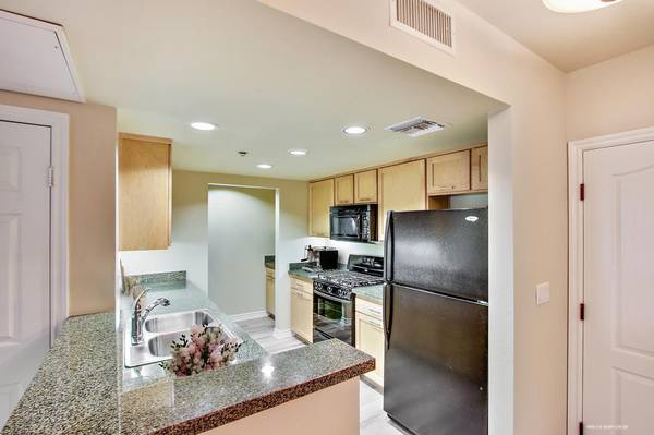 $3,935 / 3br - 1584ft2 - Encimeras de granito * Admite mascotas * 3 dormitorios 2.5 baños en Encino (Encino)63701111161729124