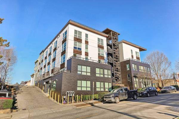 $1,799 / 1br - 481ft2 - SUPER COOL OPEN ONE BEDROOM WITH WATER VIEWS (West Seattle)63688352410497123