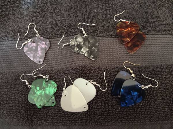 6 pair guitar pick earrings 1