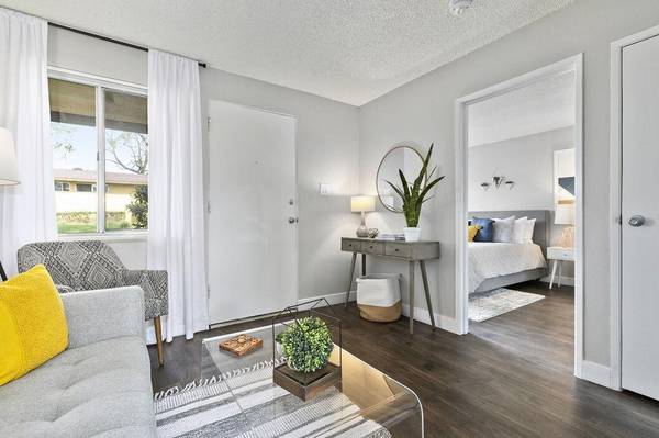 $1,947 / 1br - 550ft2 - Hardwood-Inspired Flooring, Large Private Patios, No Smoking (Ontario)64028082728322124