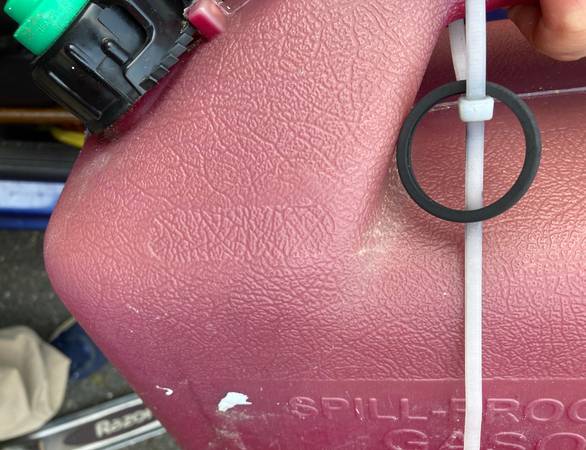 Briggs And Stratton - Bidón de gasolina de 5 galones, modelo #W528 - $15 (Baldwin)63471462971395122