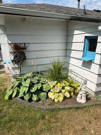5222 Sunshine Coast Highway *HOLYWELL.CA* 2