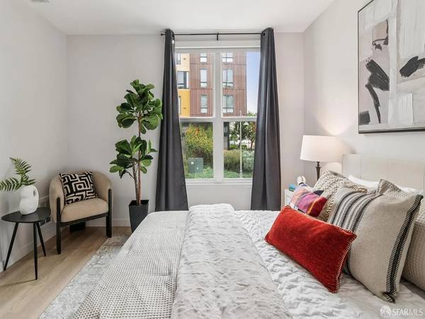 $1,347 / 2br - this stylish 2-bedroom, 2-bath condominium!! (bayview)63869454989315122