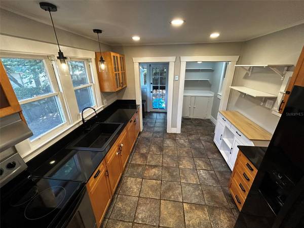 $2250.00 / 3br - 1026ft2 - Remodeled 3 bed 1 bath w/garage fenced yard - close to downtown Tpa63976136942338121