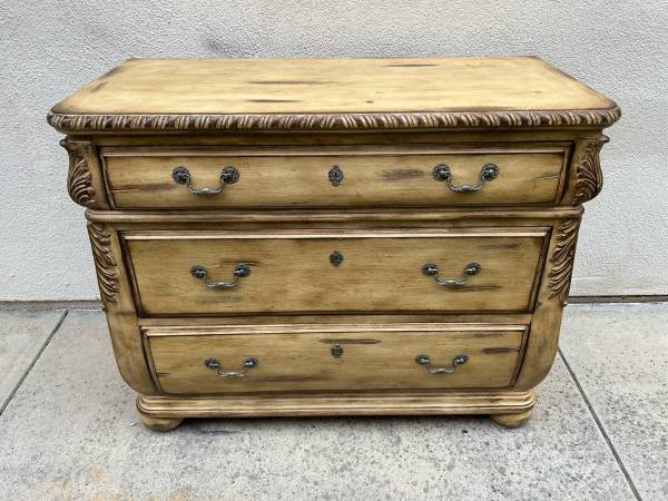 BEAUTIFUL HIGH QUALITY FRENCH DRESSER CAN DELIVER LOCAL IF NEEDED 1