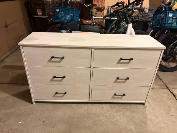 Dresser 1