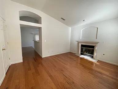$2,645 / 3br - 1353ft2 - A single charming home on the East side of Elk Grove (Elk Grove)64043838491778124