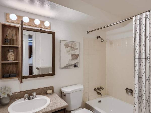 $1,599 / 1hab - 702ft2 - Ventilador de techo, Casa club, Instalación de lavandería (Golden, CO)63679423353603120