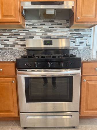 $2,700 / 3br - 9999ft2 - ****MALDEN OVERSIZED 3BED 2 BATH PARKING NEWLY RENOVATED**** (Malden)63856665166851124