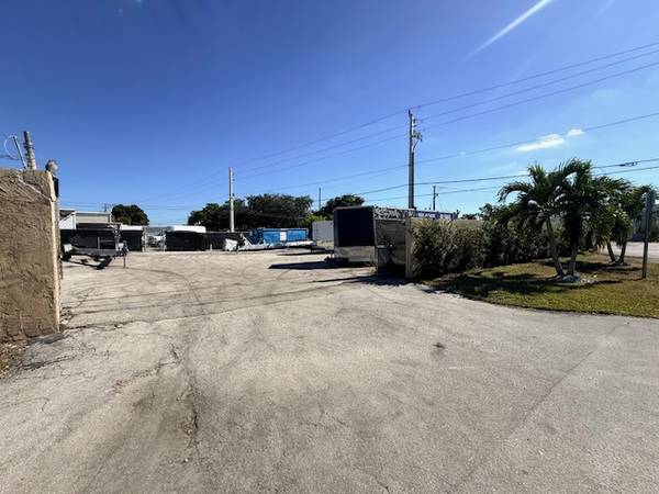 POMPANO BEACH+/-7,500sf OUTSIDE STORAGE LOT WITH HIGH WALL VERY SECURE 1