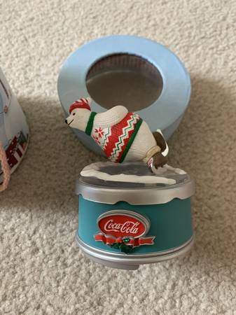 1994 Coca Cola Collectible Musical Wind Up Polar Bear On Round Skating 1