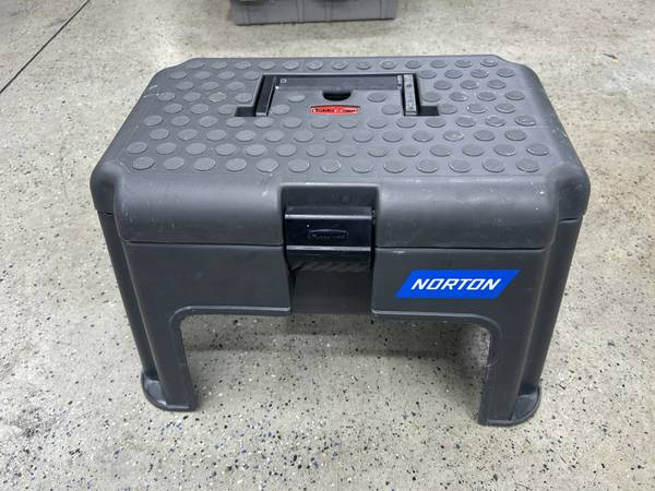 Rubbermaid step stool / tool box - Very Clean - Like New 1