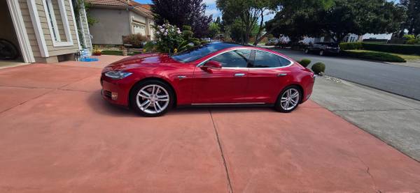 Tesla Model S rojo: modelo 2015 con carga gratuita - $19,700 (Fremont / Union City / Newark)63442337974273122