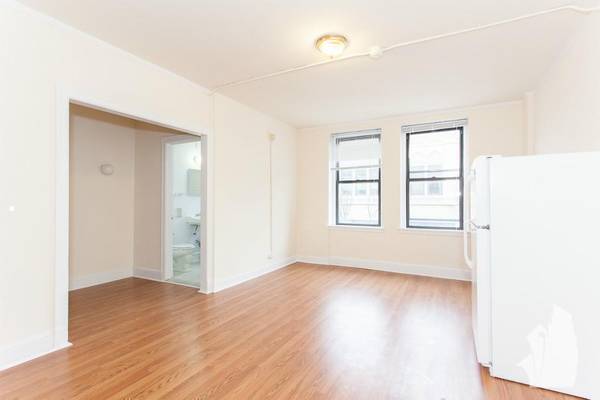 $1,195 / 381ft2 - Heart of Logan Square Studio! (Logan Square)64041644692226121