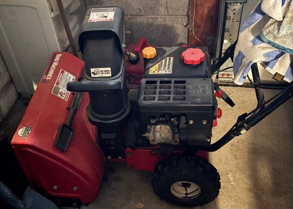 22 inch Yard Machine Snow Blower 1