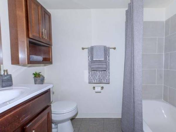 $1,663 / 3br - 1063ft2 - Mini Blinds On All Windows, Updated Bathroom With Lots of Storage (The Pines at Cold Harbor Mechanicsville, VA)64027112380801123