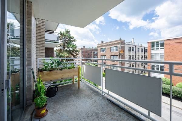 $2,700 / 1br - 793ft2 - Coolidge Corner –-Heat & Hot Water Included - Available Now (Brookline)64213548443649122