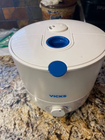 VICKS HUMIDIFIER 1