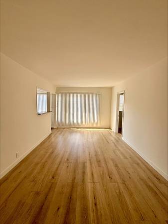 Spacious Studio - Full Kitchen - On-Site Laundry - Call Us! 1