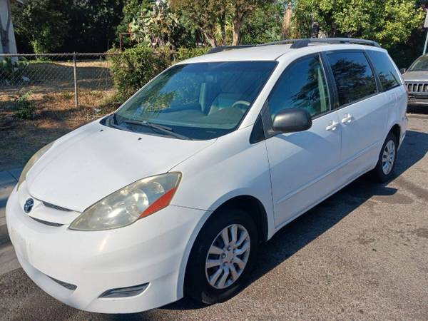 2009 Toyota Sienna - $5,88063476603256577120