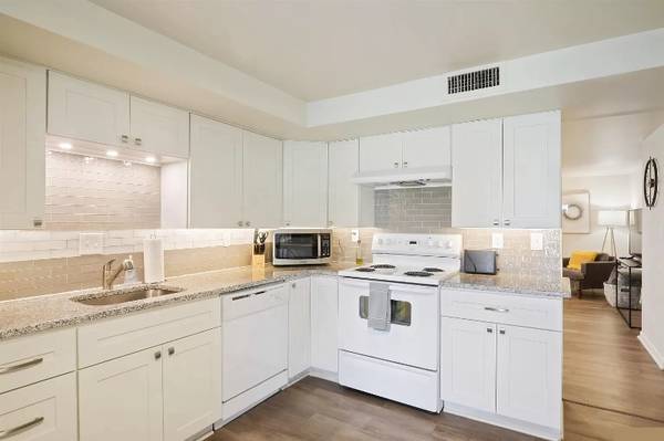 $1795.00 / 2br - 850ft2 - FURNISHED 2 Bed Blackstone Condo - 7 min WALK to UNMC/Nebraska Medicin64020843587202123