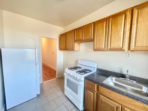 $2,500 / 1br - Big Beautiful One Bedroom Apartment / Pre-War Building / Near Park (Historic Ridgewood)63995969973634123
