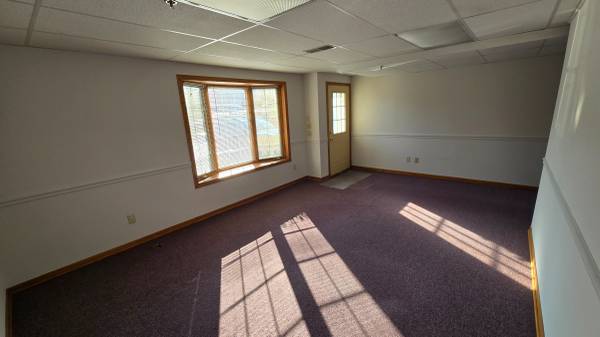 $1,500 / 850ft2 - Nice commercial space for rent in the heart of Menomonee falls (MENOMONEE FALLS)64151651330177123