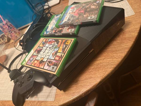 XBOX ONE W/ Controller, games and gaming headset 1