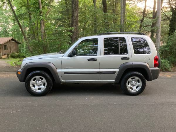 2004 jeep liberty 4x4 v6 - $3,600 (Trumbull)63654722394243120