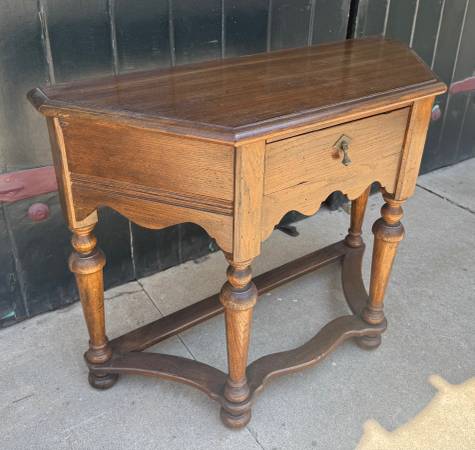 Mesa de entrada Ethan Allen - 36x14x28 - $175 (Long Beach)63471467815171122