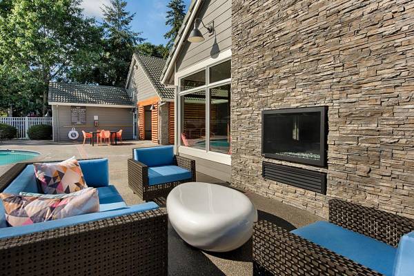 $1,387 / 1br - 688ft2 - Luxurious Living in 1 BR/1 BA Home with Sparkling Pool63914971480450121