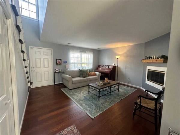 $2,000 / 2br - 1228ft2 - Bright & Updated Townhome in Private Windsor Crest Community (New Windsor)64035737022593122